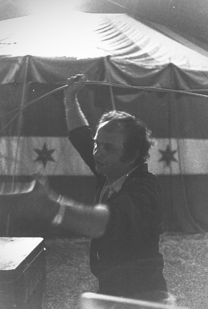 Edoardo Fadini presso il tendone della Torre del denaro del Living, Foto di Enrico Carlesi, 1981 - Archivi Fadini-1